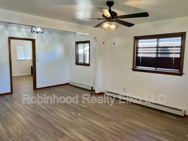 Photo - 541 Oak St