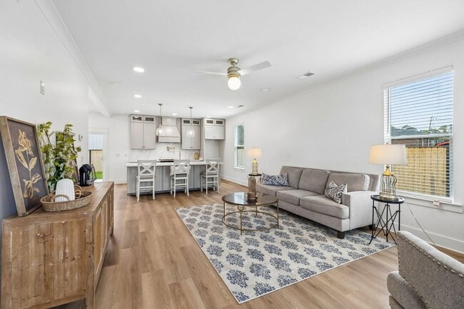 Photo - 106 N Moss Ave