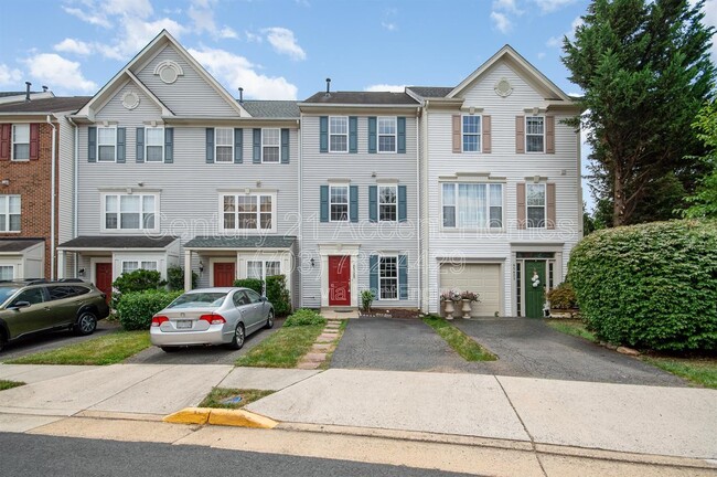Photo - 45425 Clarkes Crossing Square