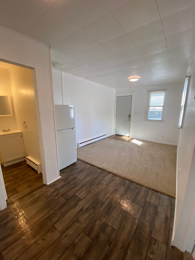 Living Room and Entryway - 9762 River Rd Unit #5