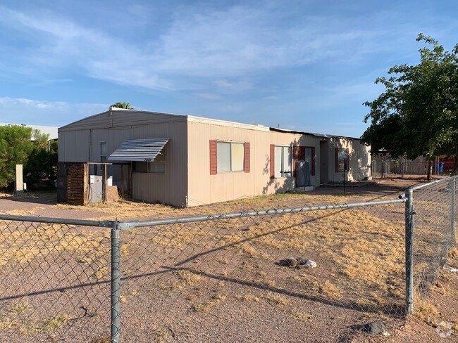 Building Photo - Large Family Home