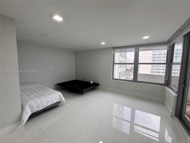 Photo - 2899 Collins Ave Unidad 915