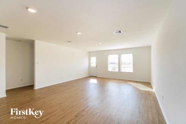 Photo - 508 Maple Bnd Ln