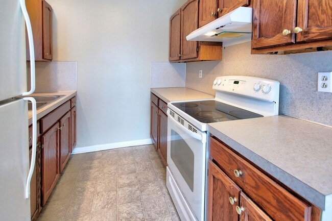 Photo - 2 Bed/1 Bath/Garage -- Top Floor Apartment Unit 14