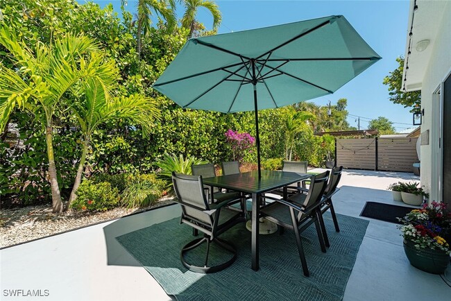 Building Photo - 1971 Holiday Ln