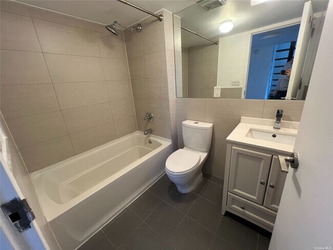 Photo - 293 McGuinness Blvd