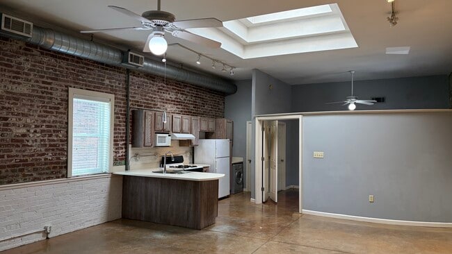 Building Photo - 505 S Main St Unit 505 South Main #202