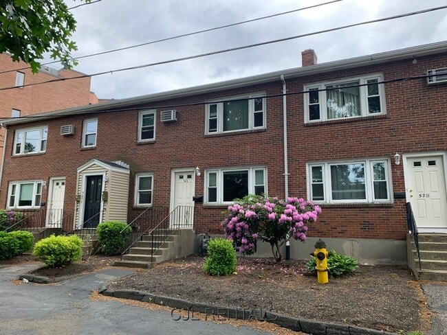 Building Photo - 52 Edge Hill Rd Unit B Rental