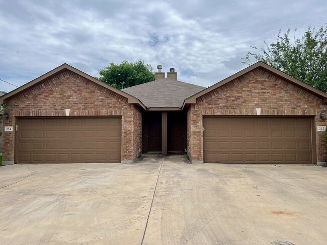 Building Photo - Charming 3/2 Duplex in NBTX