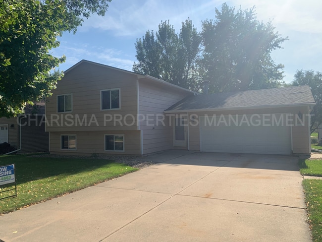 Building Photo - SPACIOUS 3 BD 2 BA HOUSE ON SOUTHEAST SIDE OF SIOUX FALLS