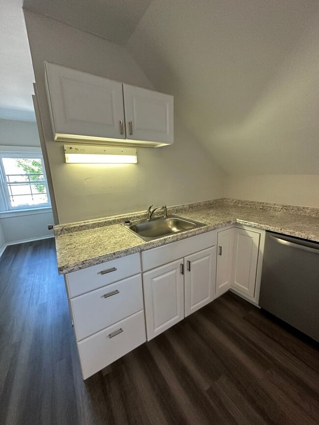 Photo - NORWOOD - Immaculate 1 bed efficiency unit on top floor of 4 family Unit RUN- # 4 FOREST 4173