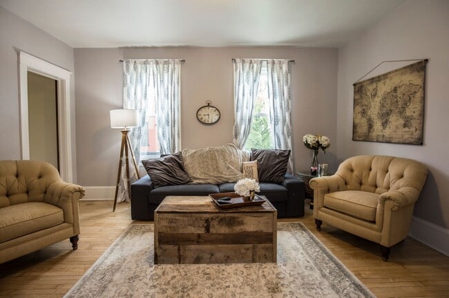 546 E Potter Ave Unit Upper