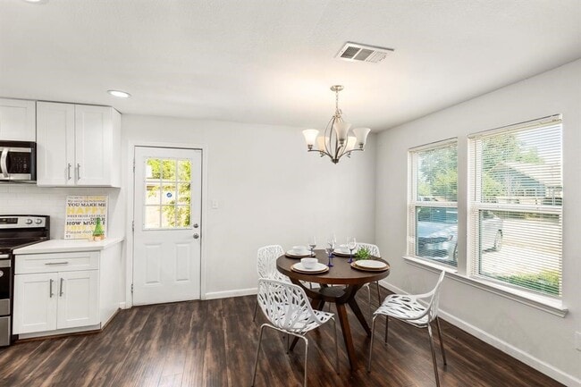 Photo - 7002 Goforth St