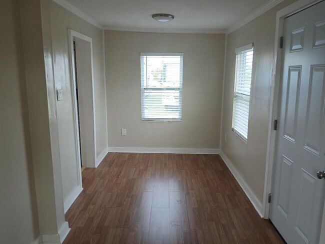 Photo - 319 1/2 E. 11th St