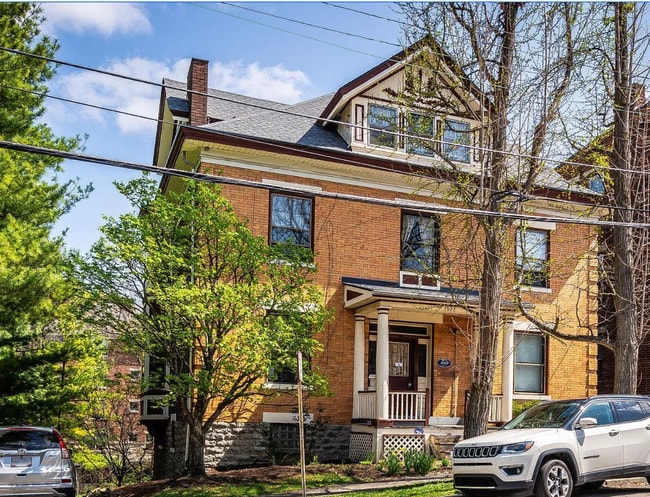 Building Photo - Walk-to-UC 2-Bed Gem (Short Term Lease)  – Lease ends 7/31 Unit 1