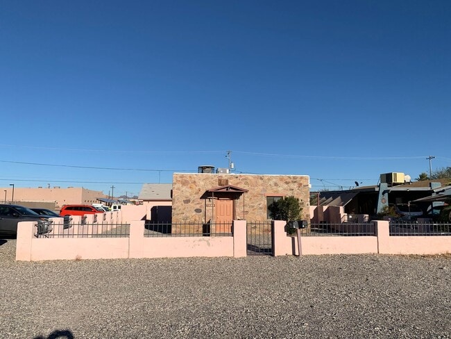 Building Photo - FULL TIME RENTAL 2 Bedroom, 1 Bath in Park...