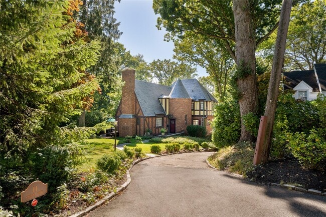 Photo - 11 Chelsea Dr House