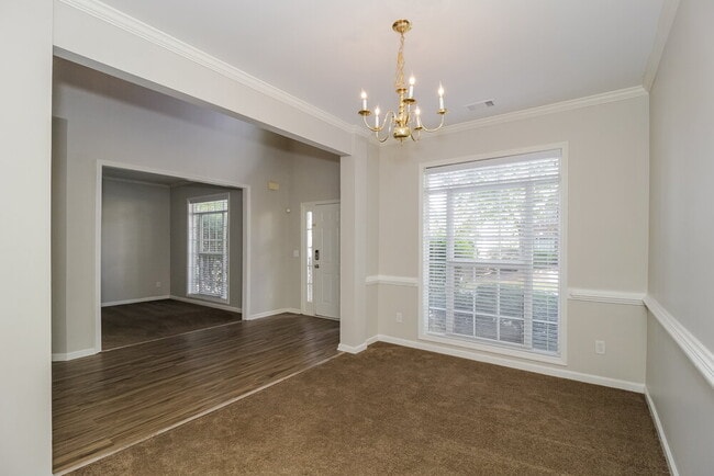 Photo - 1875 Eveningside Way NW