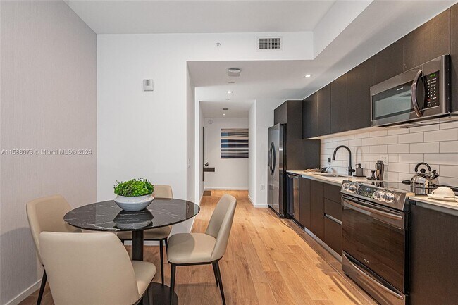 Photo - 398 NE 5th St Unidad #4511