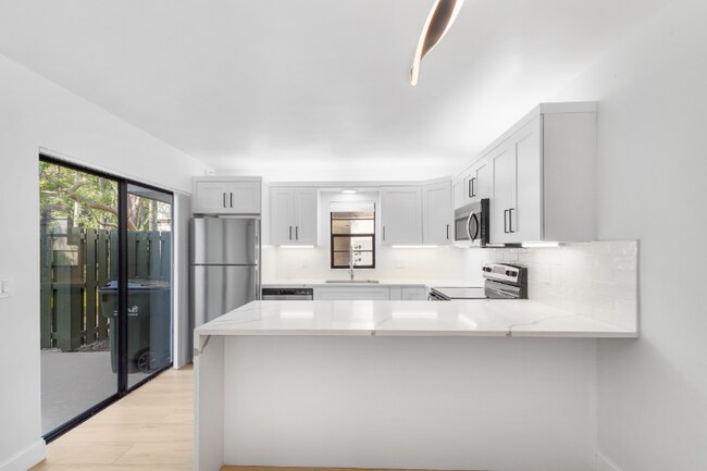 Building Photo - 2695 Albatross Rd N