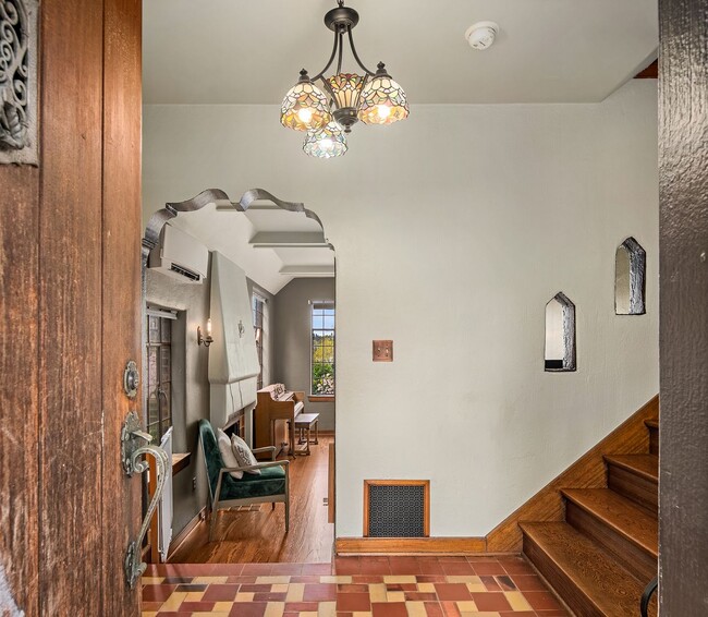 Photo - 2511 W Montlake Pl E