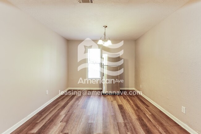 Photo - 664 Schroder Ave NE