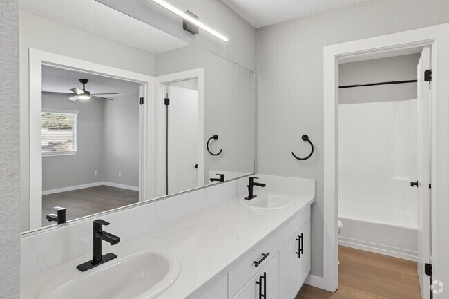 2BR, 1BA - 950SF - Bathroom