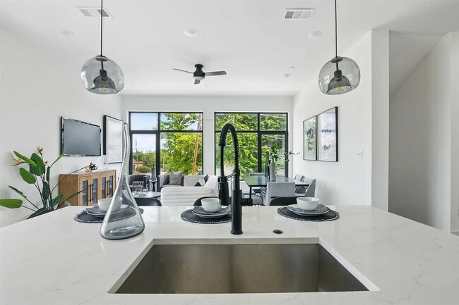 Building Photo - 430 E 8th St Unit 430