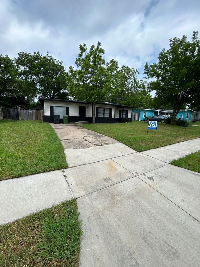 Building Photo - 2 bed 1 bath house for rent