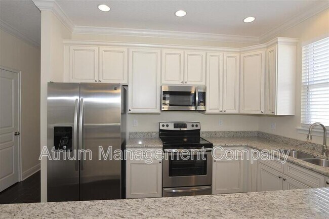 Photo - 2437 E Pine St