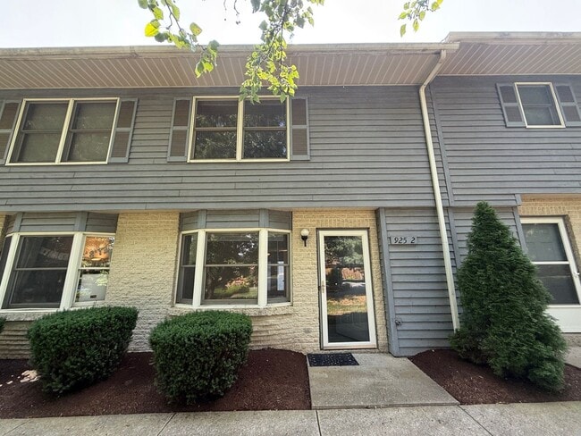 Building Photo - 2 Bedroom 1.5 Bathroom Townhouse