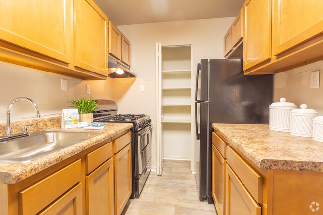 2BR,1BA,-994SF