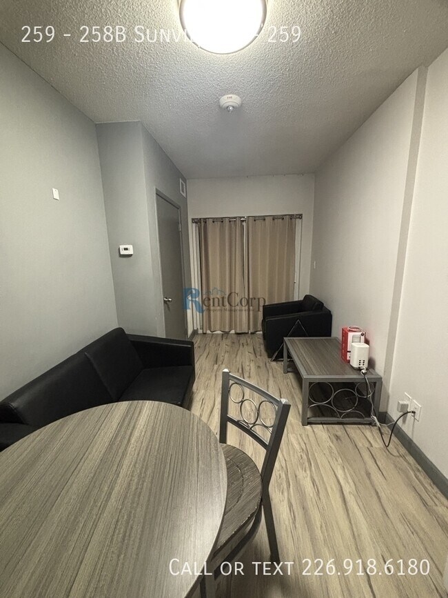 Photo - 258B-258B Sunview St