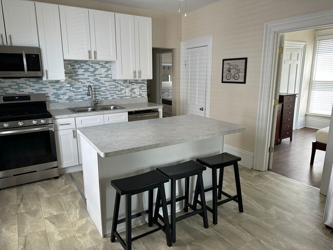 Building Photo - 1855 W 58th St Rental
