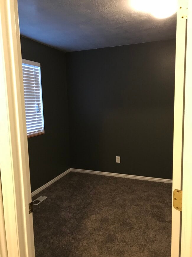 Building Photo - 434 W 7th Street