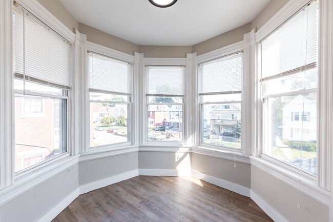 Building Photo - 1949 Hudson Ave Unit 2