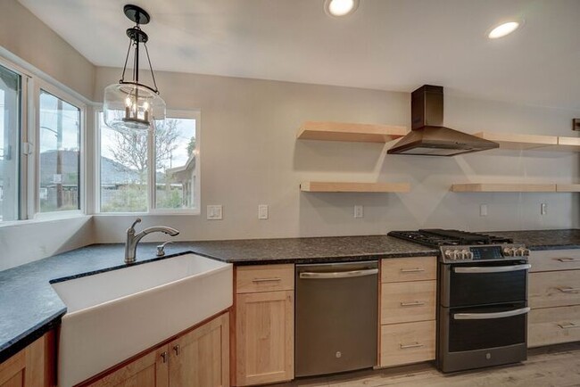 COMING SOON! Recently Upgraded 3 Bed 2 Bat... - COMING SOON! Recently Upgraded 3 Bed 2 Bat... House
