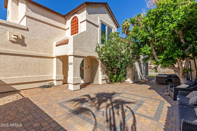 Photo - 518 E Kerry Ln