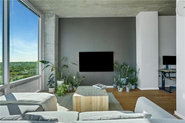 Photo - 923 Peachtree St NE Unidad 1433