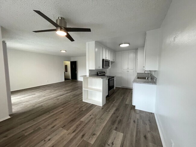 Photo - 20317 Saticoy St