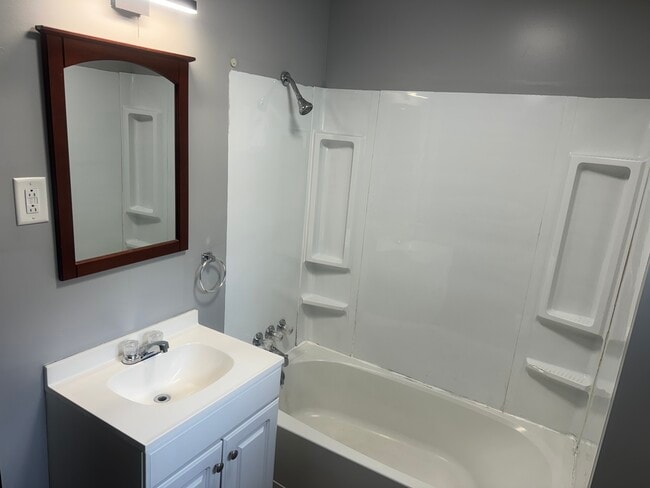 Building Photo - 210 Locust Ave Unit 6