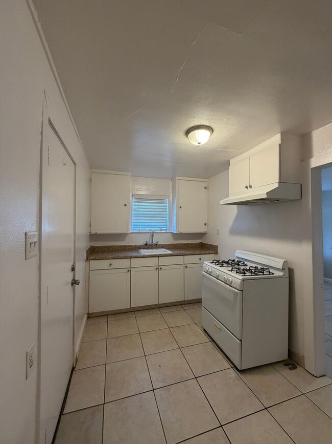 741 Mariposa Ave
