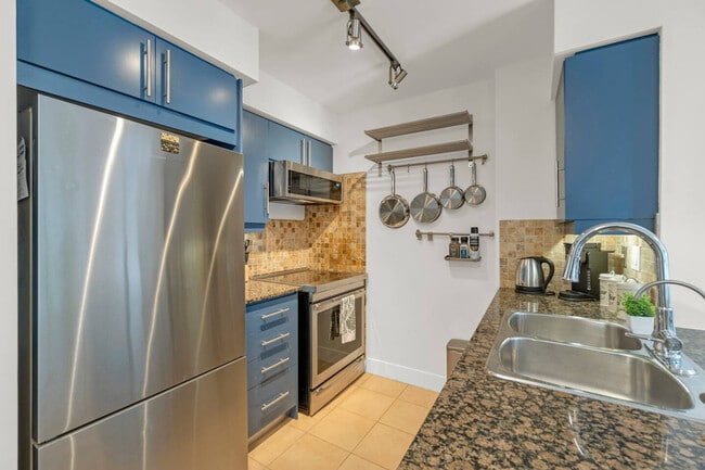 Photo - 20 Blue Jays Way Unit SI ID1403814P