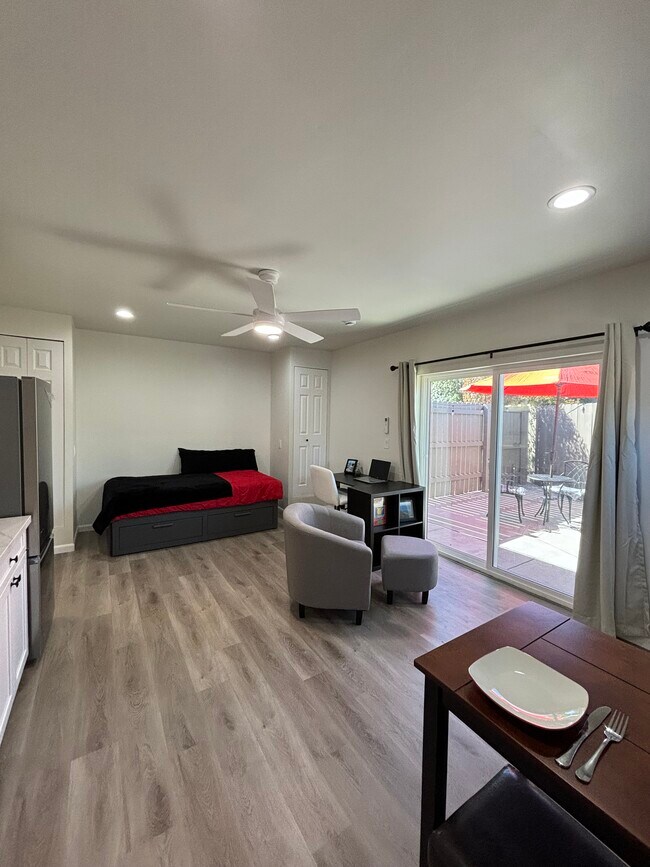 Bright and open living area - 6421 Gary Ct Unidad 6419 Gary Court