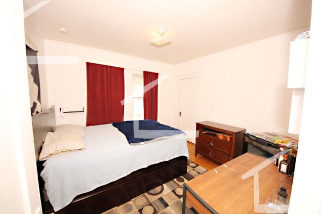 Photo - Spcaious 3 Bed Right In The Heart of Oak Square!