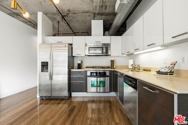 645 W 9th St Unit 529
