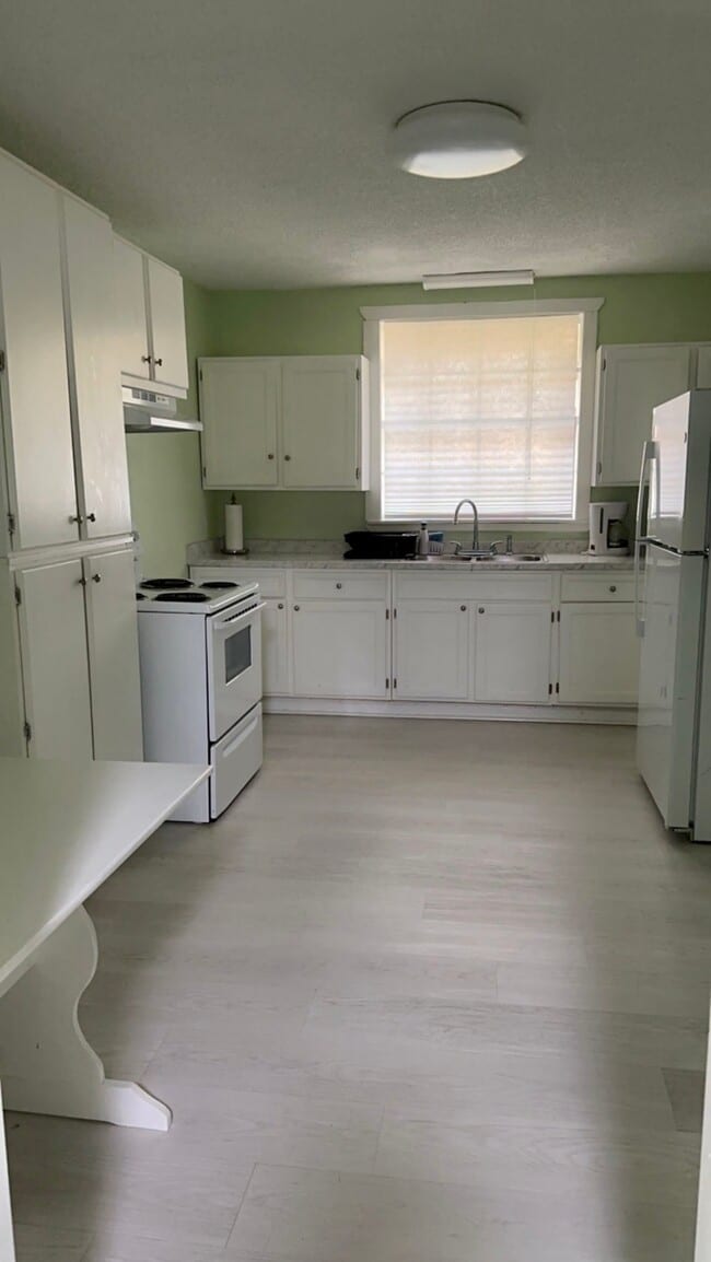 1326 W Main St