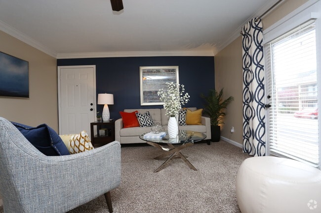 2BR, 1BA - 1000 SF - Living Room - Flats at Hurstbourne