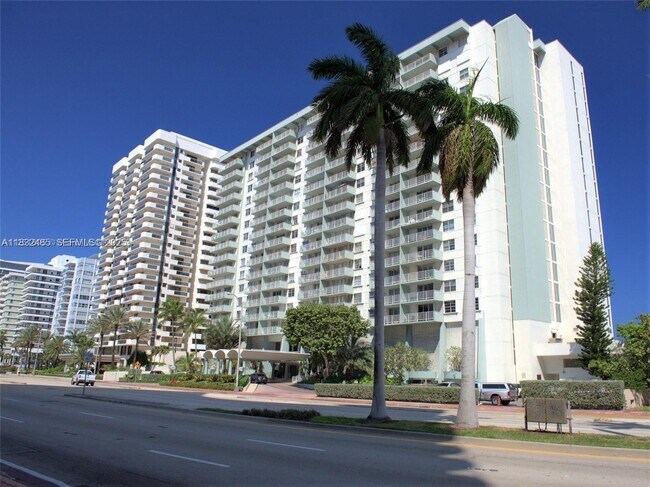 Building Photo - 5701 Collins Ave Unit 805