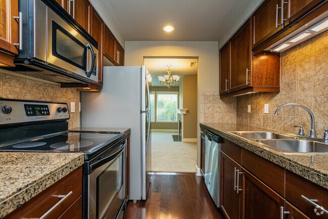 2BR, 2BA - 950SF